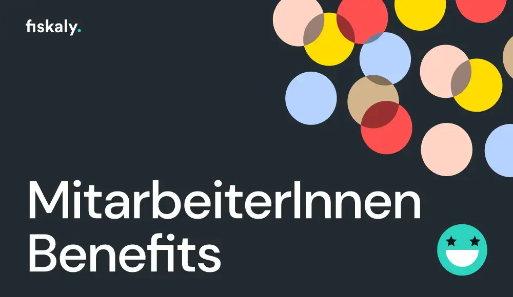 Dunkler Hintergrund mit hellen Kreisen in der Ecke mit Text MitarbeiterInnen Benefits, fiskaly-Logo und Great Place to Work 2024 Badge
