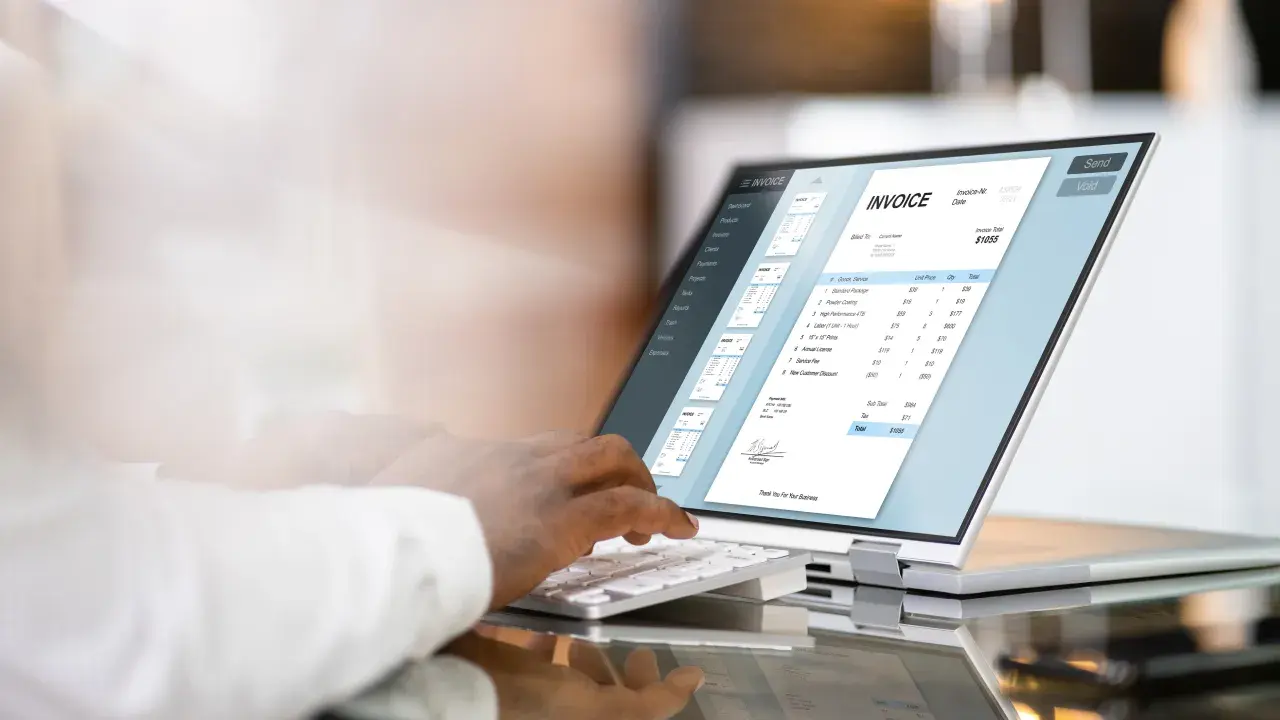 Laptop mit geöffneter elektronischer Rechnung