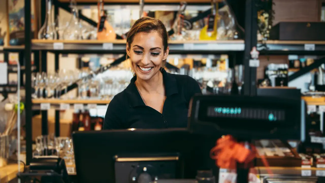 Eine Frau, die in einem Restaurant oder einer Bar die Kasse bedient