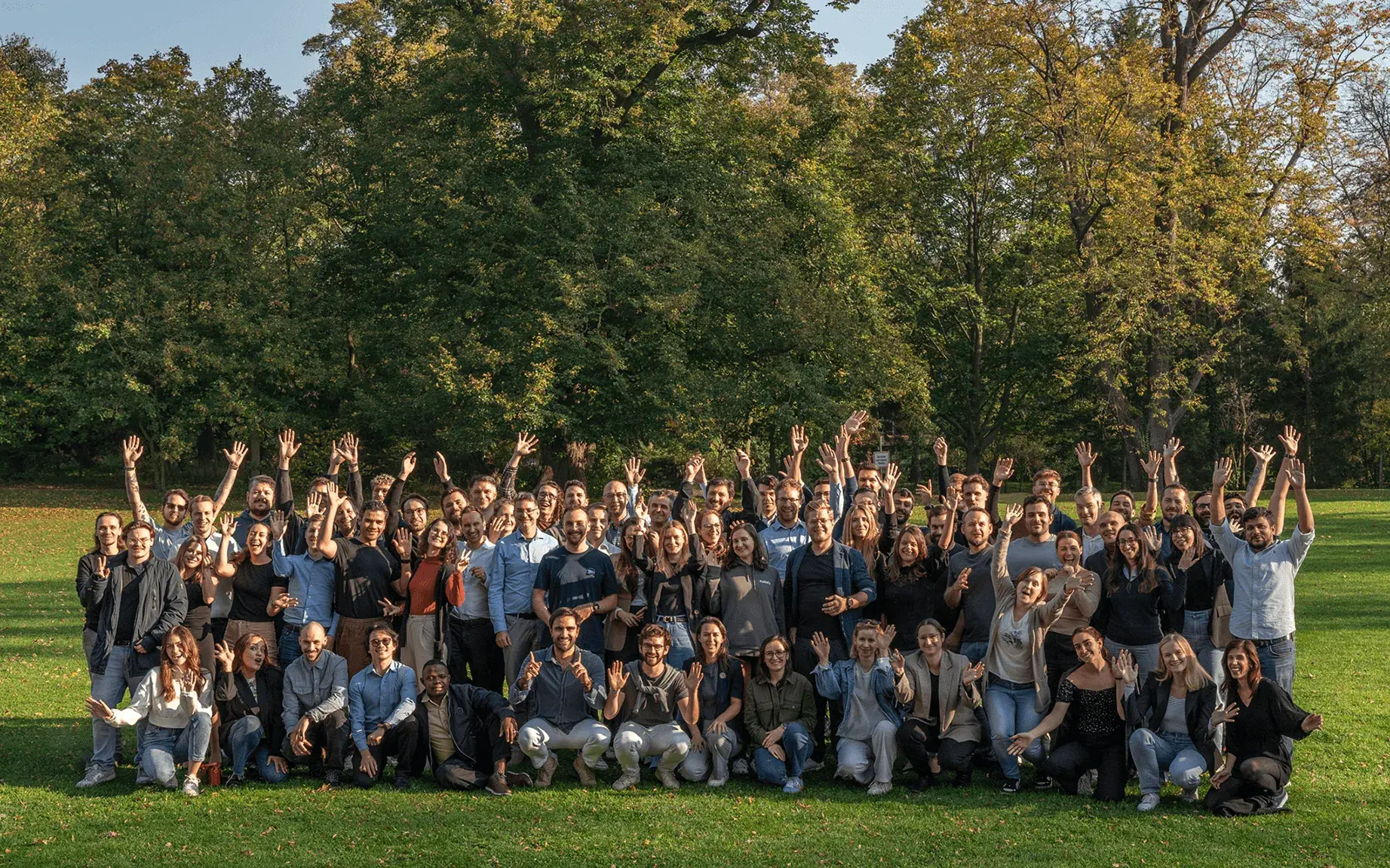 Das gesamte fiskaly-Team, einschließlich fiskaly-Mitarbeiter, Management und C-Level mit Great Place to Work 2024 2025 Auszeichnung