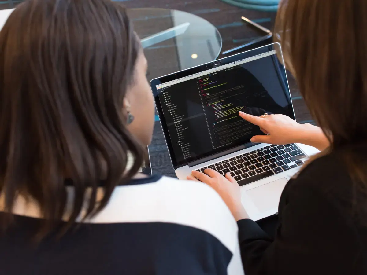 Backs of women who look at a computer monitor with fiskaly DSFinV-K solution on it, enabling creation of DSFinV-K data exports