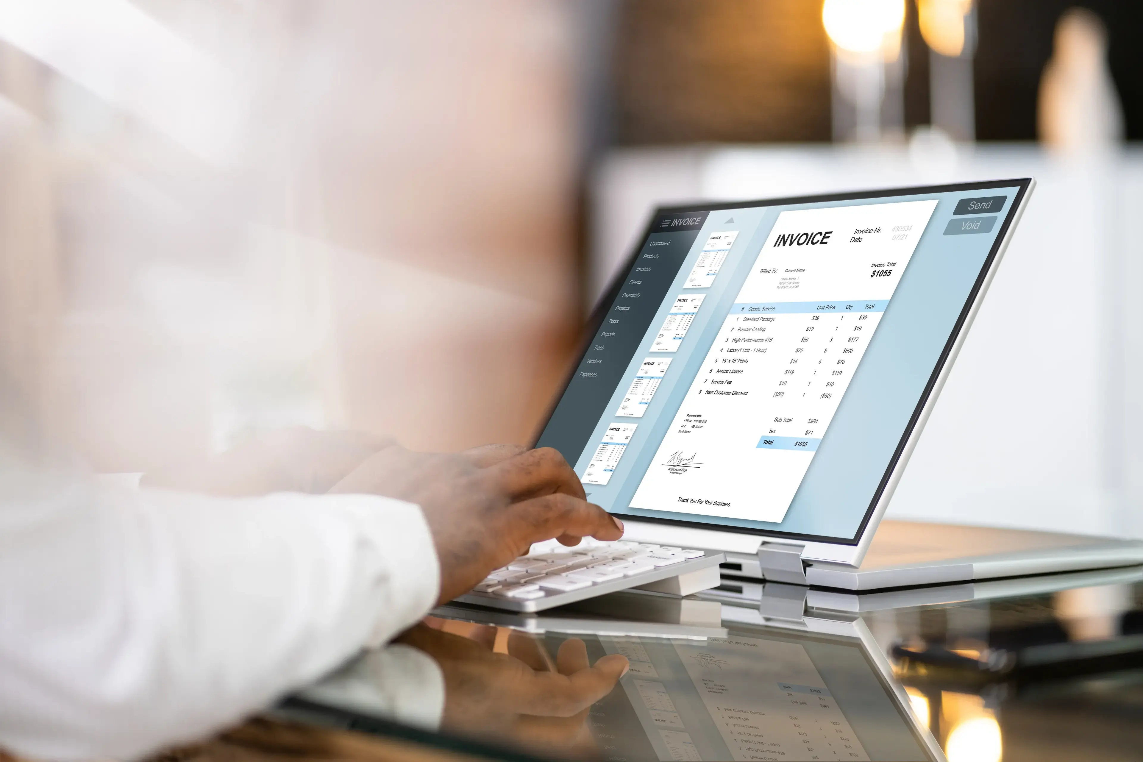 Persona revisa una factura digital en un portátil