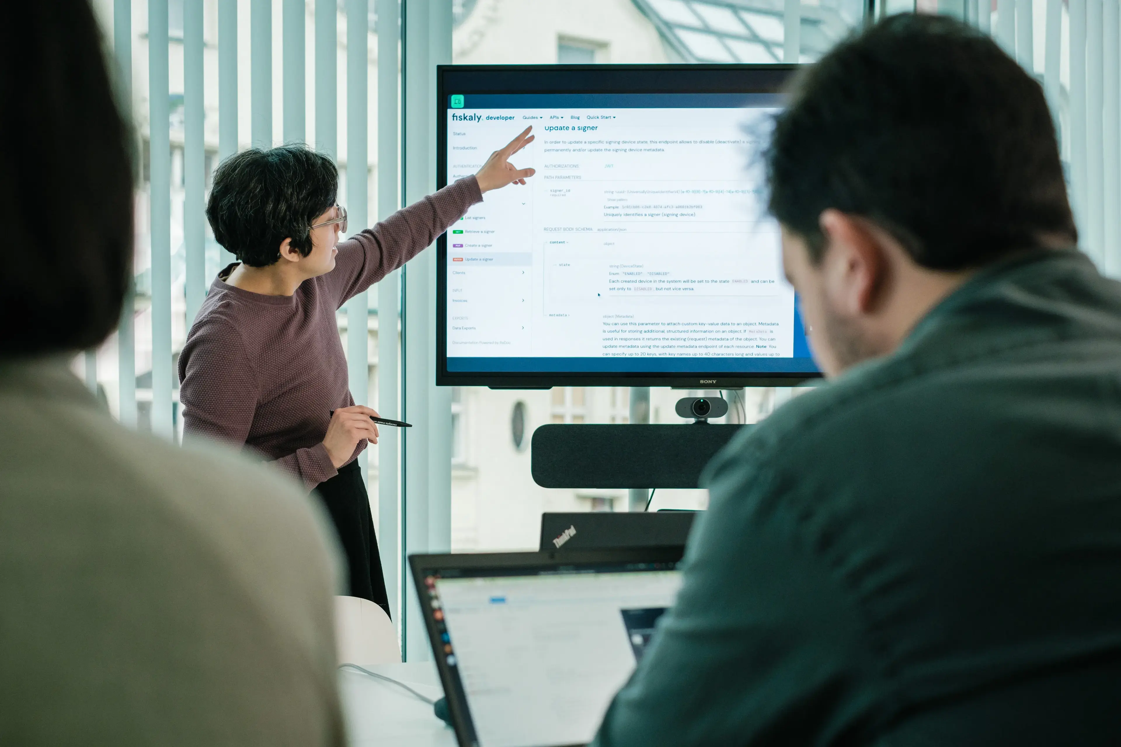fiskaly employee shows SIGN DE solution to KassenSichV in Germany on a screen