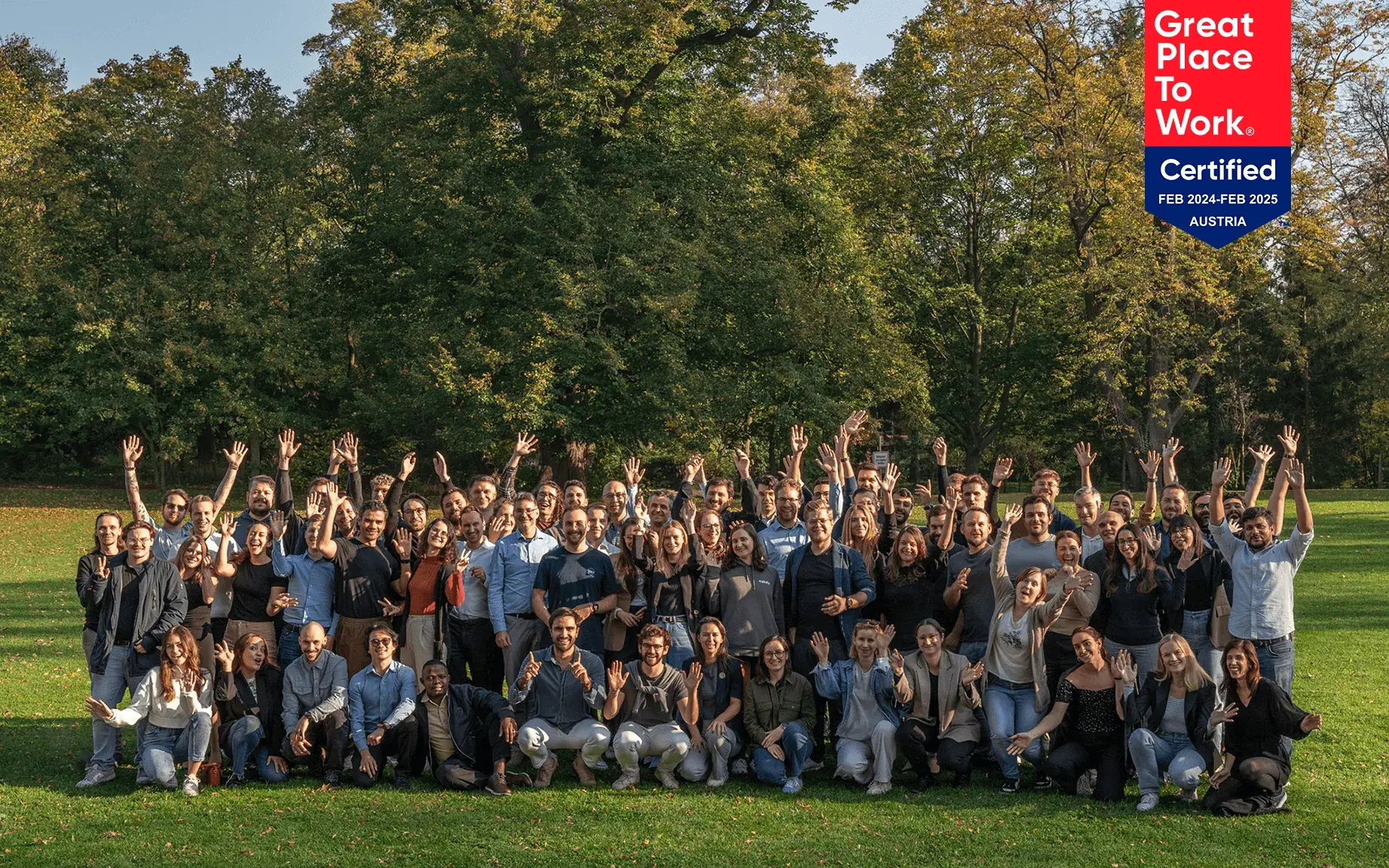 Das gesamte fiskaly-Team, einschließlich fiskaly-Mitarbeiter, Management und C-Level mit Great Place to Work 2024 2025 Auszeichnung