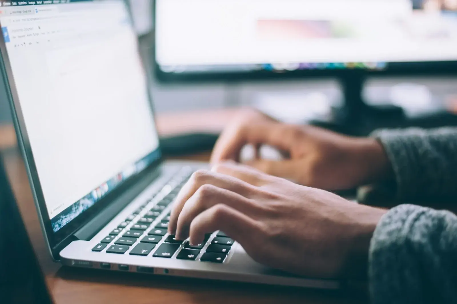 Filling in an online form on a laptop — the three steps to register a cash register with Skatteverket