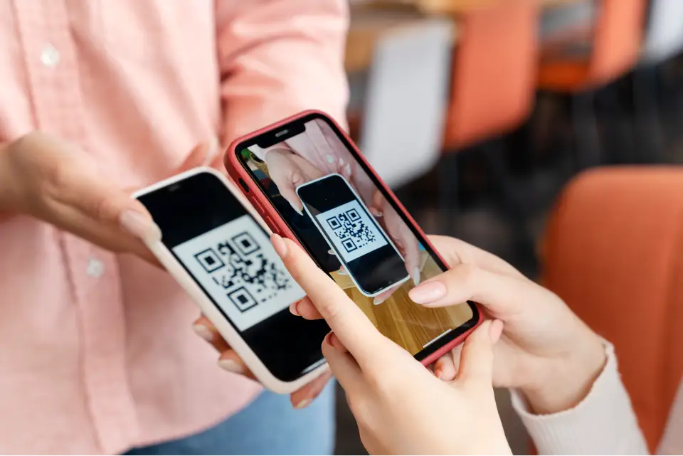 Una persona escanea un código QR para obtener un recibo digital de compra