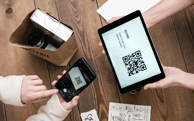 QR-Code with the text "Scan to get your digital receipt" on a tablet