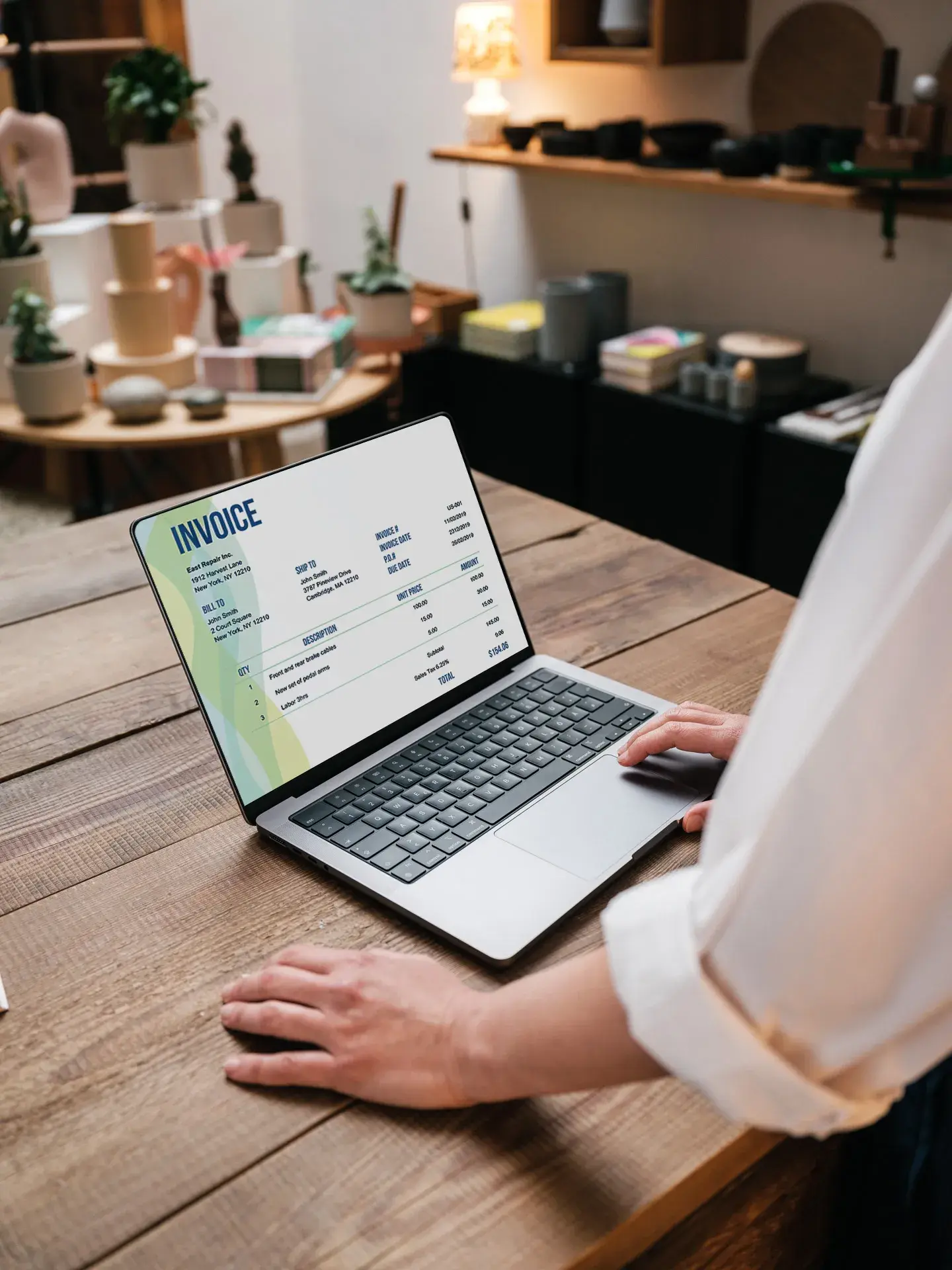 Person has an open laptop in front with the e-invoice details by fiskaly, which complies with Crea y crece Law in Spain