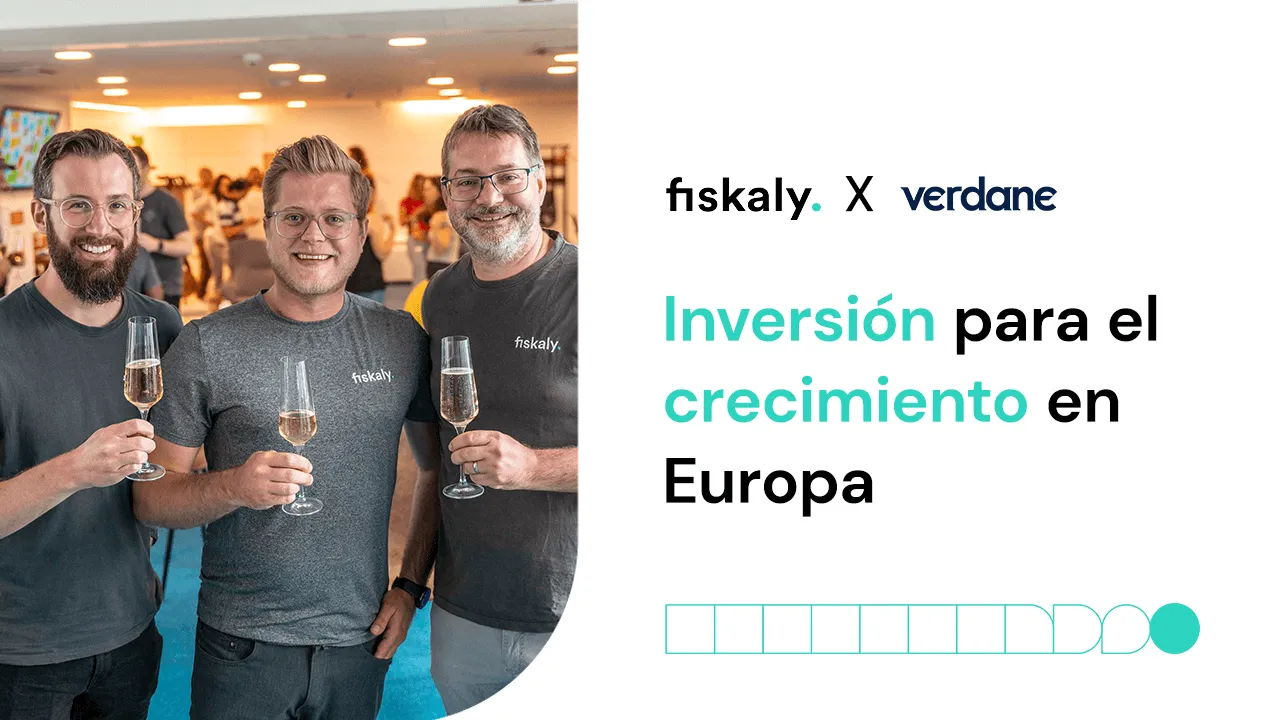 Johannes Ferner, CEO de fiskaly, Patrick Gaubatz, CTO, y Simon Tragatschnig, COO, fotografiados en la oficina de fiskaly junto al texto «Inversión para el crecimiento internacional» y los logotipos de fiskaly y Verdane.