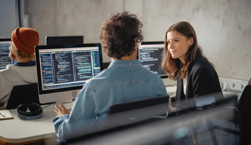 Entwickler von Abrechnungssoftware unterhalten sich